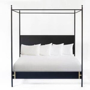 Table - Four-poster bed