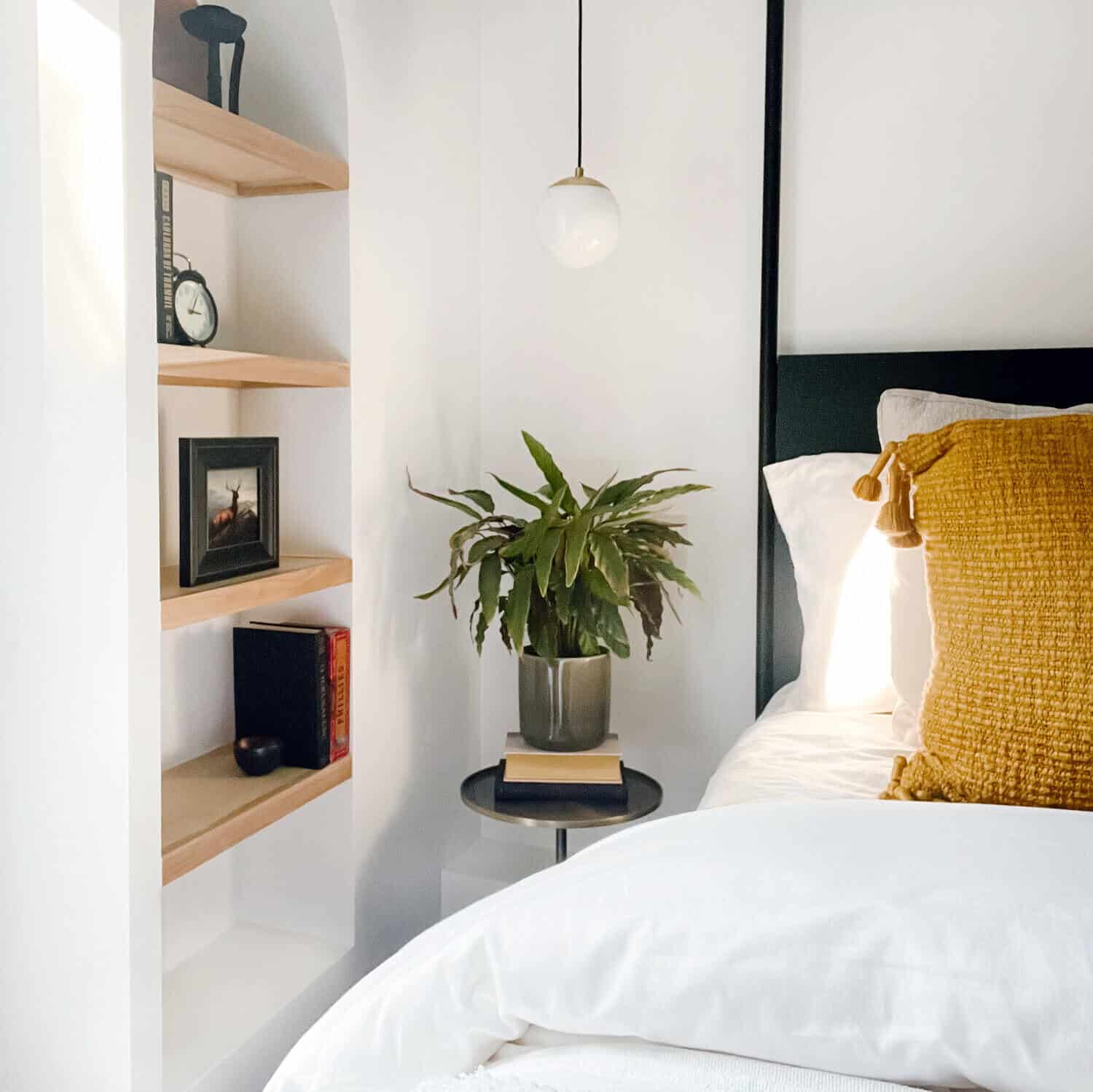 Pendant Light / Bed / Nightstand