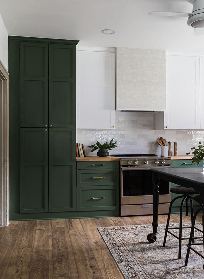 where to put knobs and handles on kitchen cabinets green kitchen